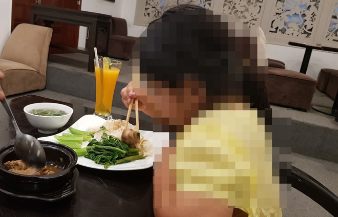Bé 7 tuổi nghi bị ông hàng xóm xâm hại: Cha mẹ không đổi danh dự vì 300 triệu - Ảnh 3. Bé 7 tuổi nghi bị ông hàng xóm xâm hại: Cha mẹ không đổi danh dự vì 300 triệu - Ảnh 3.