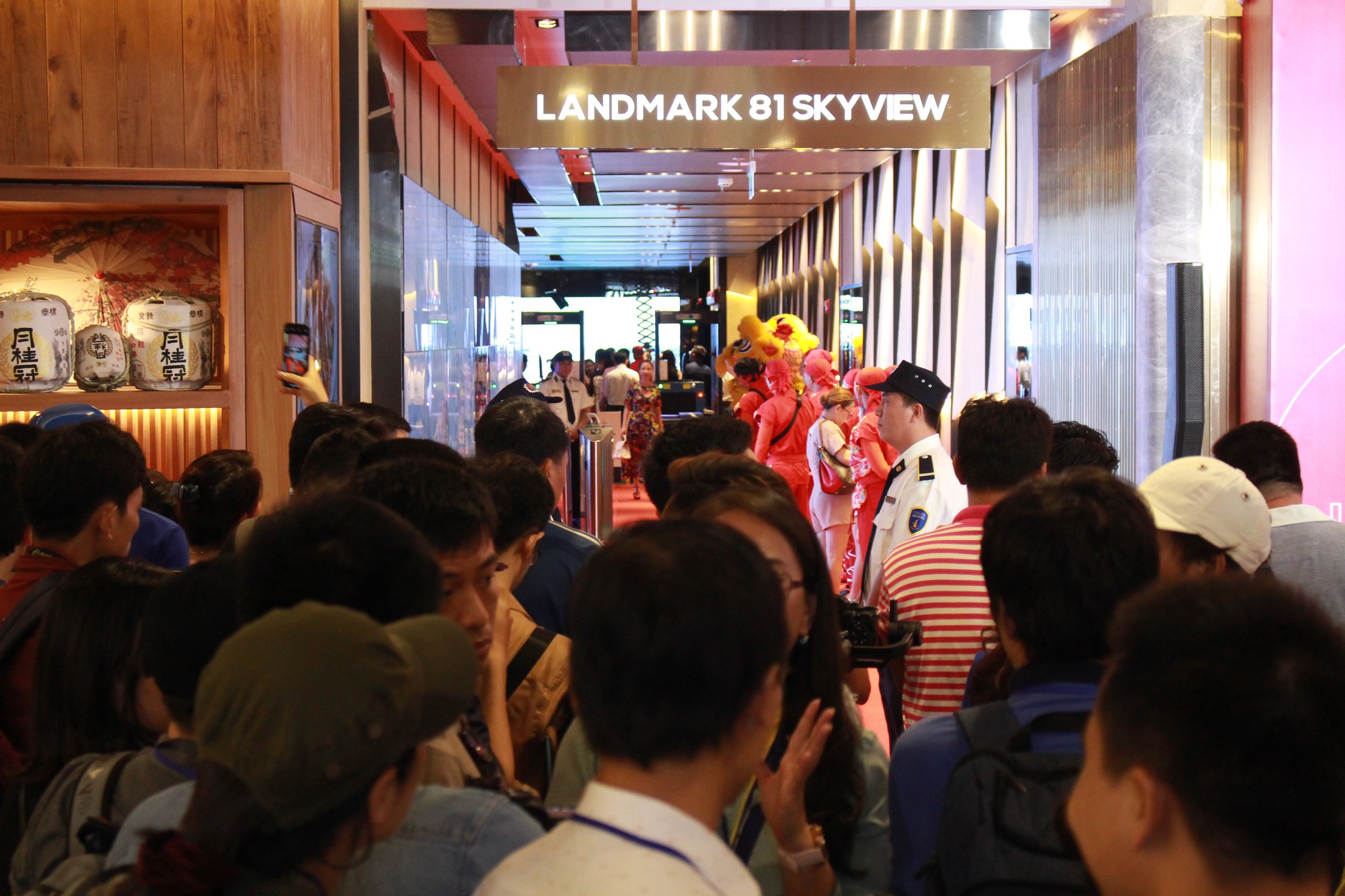 Muốn lên nóc Landmark 81, khách phải trả 800.000 đồng mua vé, cấm mang laptop, làm thủ tục qua cửa an ninh như đi máy bay - Ảnh 6. Muốn lên nóc Landmark 81, khách phải trả 800.000 đồng mua vé, cấm mang laptop, làm thủ tục qua cửa an ninh như đi máy bay - Ảnh 6.