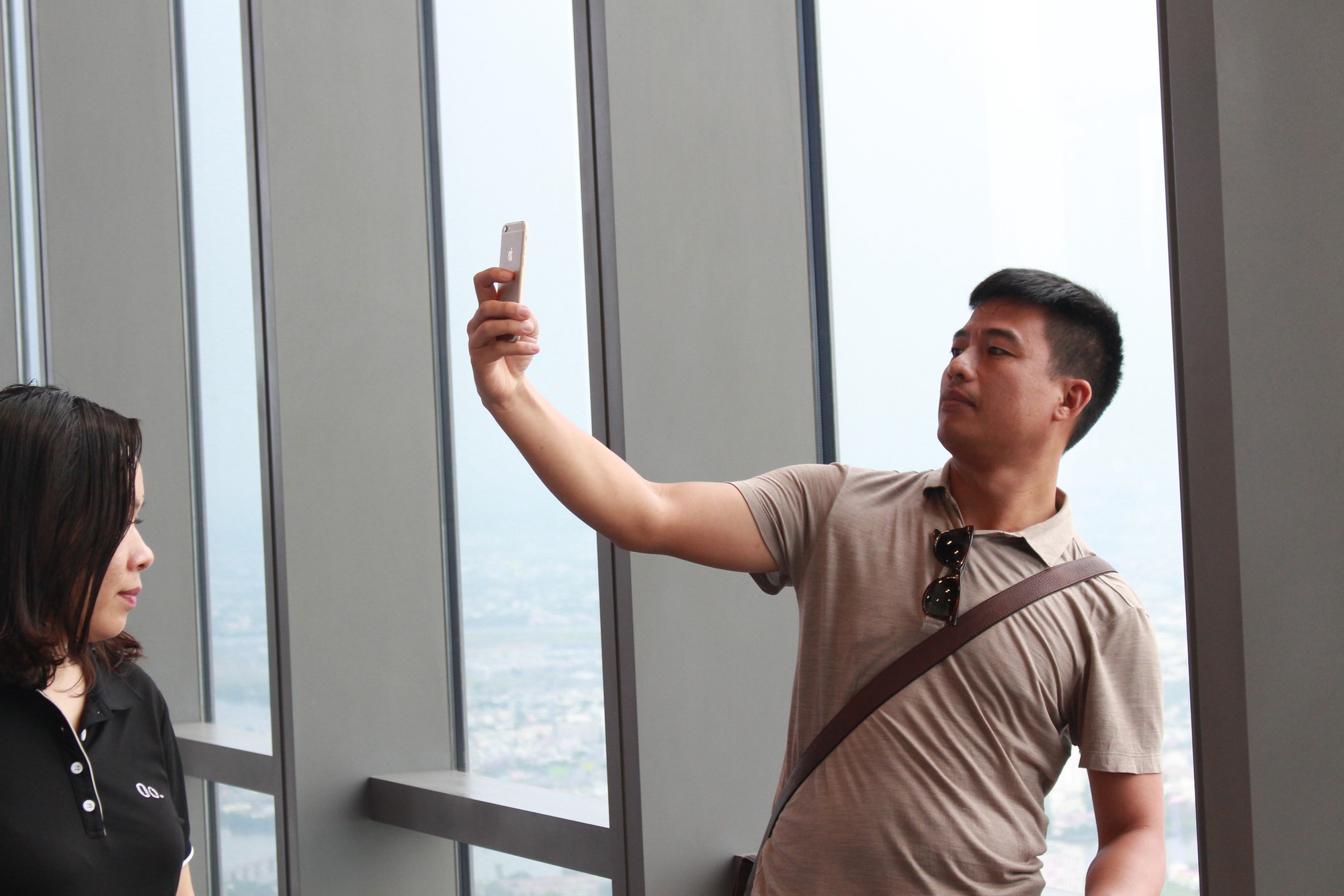Muốn lên nóc Landmark 81, khách phải trả 800.000 đồng mua vé, cấm mang laptop, làm thủ tục qua cửa an ninh như đi máy bay - Ảnh 17. Muốn lên nóc Landmark 81, khách phải trả 800.000 đồng mua vé, cấm mang laptop, làm thủ tục qua cửa an ninh như đi máy bay - Ảnh 17.