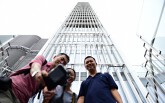 Muốn lên nóc Landmark 81, khách phải trả 800.000 đồng mua vé, cấm mang laptop, làm thủ tục qua cửa an ninh như đi máy bay