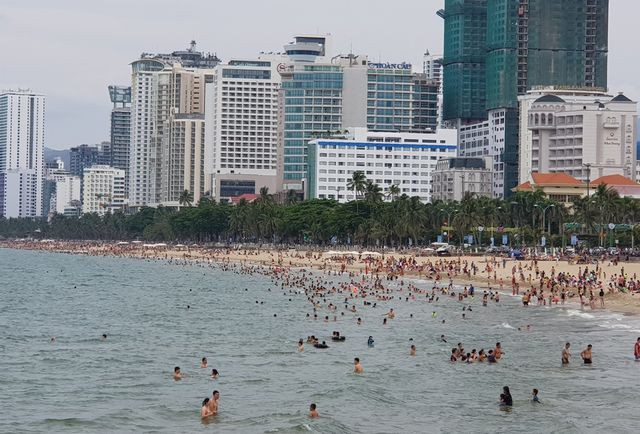 Bãi biển Nha Trang ken kín người trước ngày lễ lớn 30/4 - Ảnh 2. Bãi biển Nha Trang ken kín người trước ngày lễ lớn 30/4 - Ảnh 2.