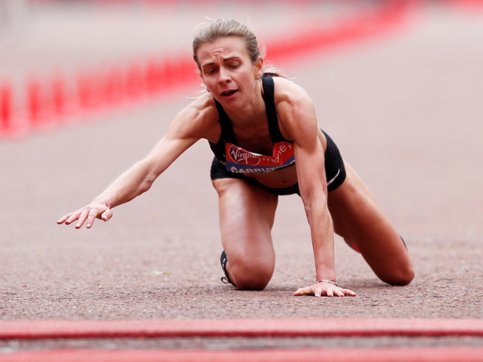 Nữ vận động viên ngã quỵ trên đường chạy vẫn cố lết về đích tại London Marathon - Ảnh 1. Nữ vận động viên ngã quỵ trên đường chạy vẫn cố lết về đích tại London Marathon - Ảnh 1.
