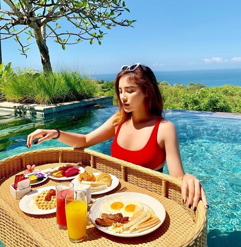 Giới trẻ Việt đọ độ sang chảnh trong ảnh chụp đồ ăn nổi bên hồ bơi - Ảnh 1. Giới trẻ Việt đọ độ sang chảnh trong ảnh chụp đồ ăn nổi bên hồ bơi - Ảnh 1.