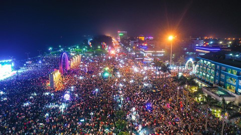 Biển người đổ về Cửa Lò, dịch vụ quá tải nhưng không chặt chém - Ảnh 1. Biển người đổ về Cửa Lò, dịch vụ quá tải nhưng không chặt chém - Ảnh 1.