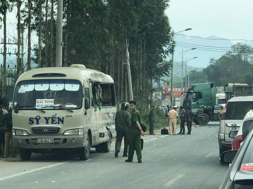 Va chạm kinh hoàng giữa xe đầu kéo với xe khách, 5 người thương vong - Ảnh 1. Va chạm kinh hoàng giữa xe đầu kéo với xe khách, 5 người thương vong - Ảnh 1.