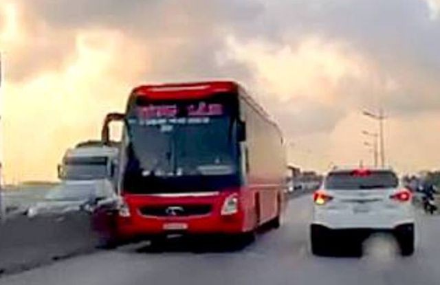 Xe khách lao vun vút trên làn đường ngược chiều của quốc lộ 1A - Ảnh 1. Xe khách lao vun vút trên làn đường ngược chiều của quốc lộ 1A - Ảnh 1.