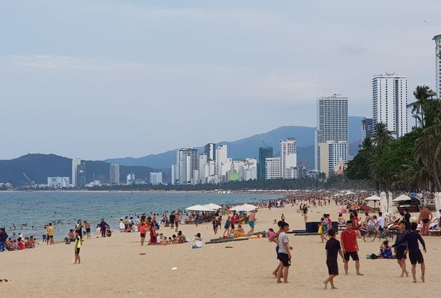 Bãi biển Nha Trang ken kín người trước ngày lễ lớn 30/4 - Ảnh 3. Bãi biển Nha Trang ken kín người trước ngày lễ lớn 30/4 - Ảnh 3.