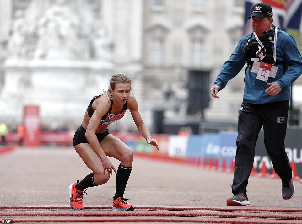 Nữ vận động viên ngã quỵ trên đường chạy vẫn cố lết về đích tại London Marathon - Ảnh 2. Nữ vận động viên ngã quỵ trên đường chạy vẫn cố lết về đích tại London Marathon - Ảnh 2.
