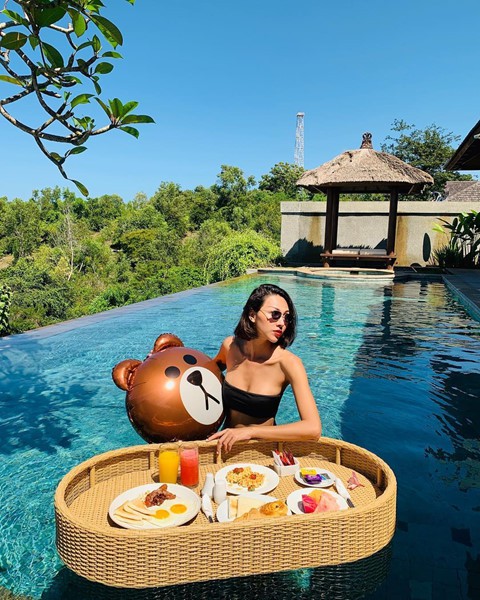 Giới trẻ Việt đọ độ sang chảnh trong ảnh chụp đồ ăn nổi bên hồ bơi - Ảnh 2.