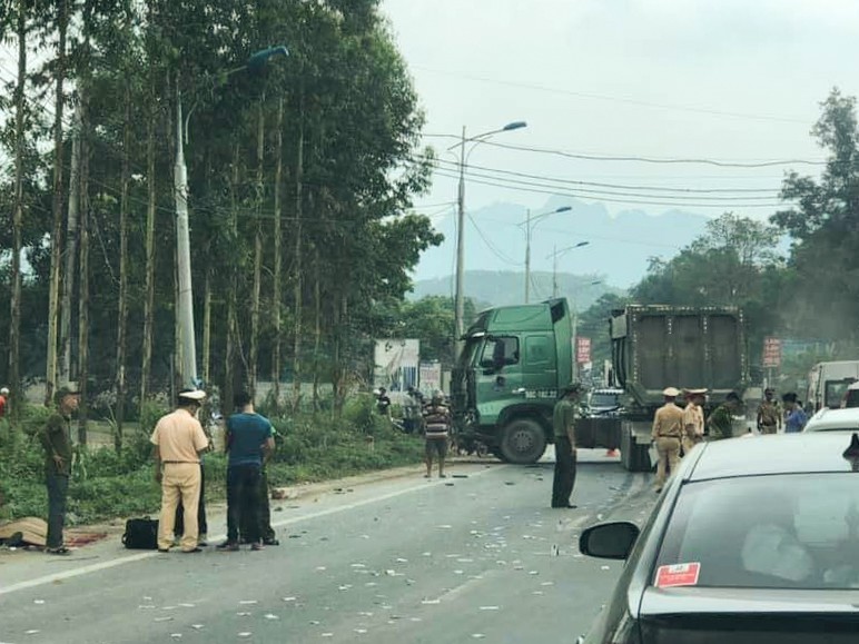 Va chạm kinh hoàng giữa xe đầu kéo với xe khách, 5 người thương vong - Ảnh 2. Va chạm kinh hoàng giữa xe đầu kéo với xe khách, 5 người thương vong - Ảnh 2.