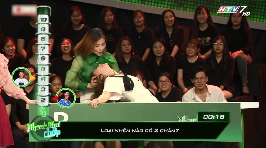 Vân Trang bị chỉ trích vì nhắc bài lộ liễu, làm lố tại Nhanh như chớp - Ảnh 2.