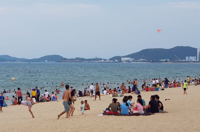 Bãi biển Nha Trang ken kín người trước ngày lễ lớn 30/4 - Ảnh 4. Bãi biển Nha Trang ken kín người trước ngày lễ lớn 30/4 - Ảnh 4.