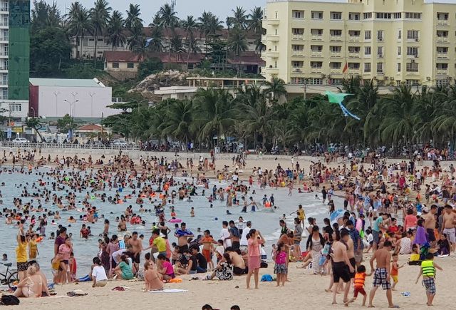Bãi biển Nha Trang ken kín người trước ngày lễ lớn 30/4 - Ảnh 5. Bãi biển Nha Trang ken kín người trước ngày lễ lớn 30/4 - Ảnh 5.