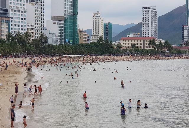 Bãi biển Nha Trang ken kín người trước ngày lễ lớn 30/4 - Ảnh 6. Bãi biển Nha Trang ken kín người trước ngày lễ lớn 30/4 - Ảnh 6.