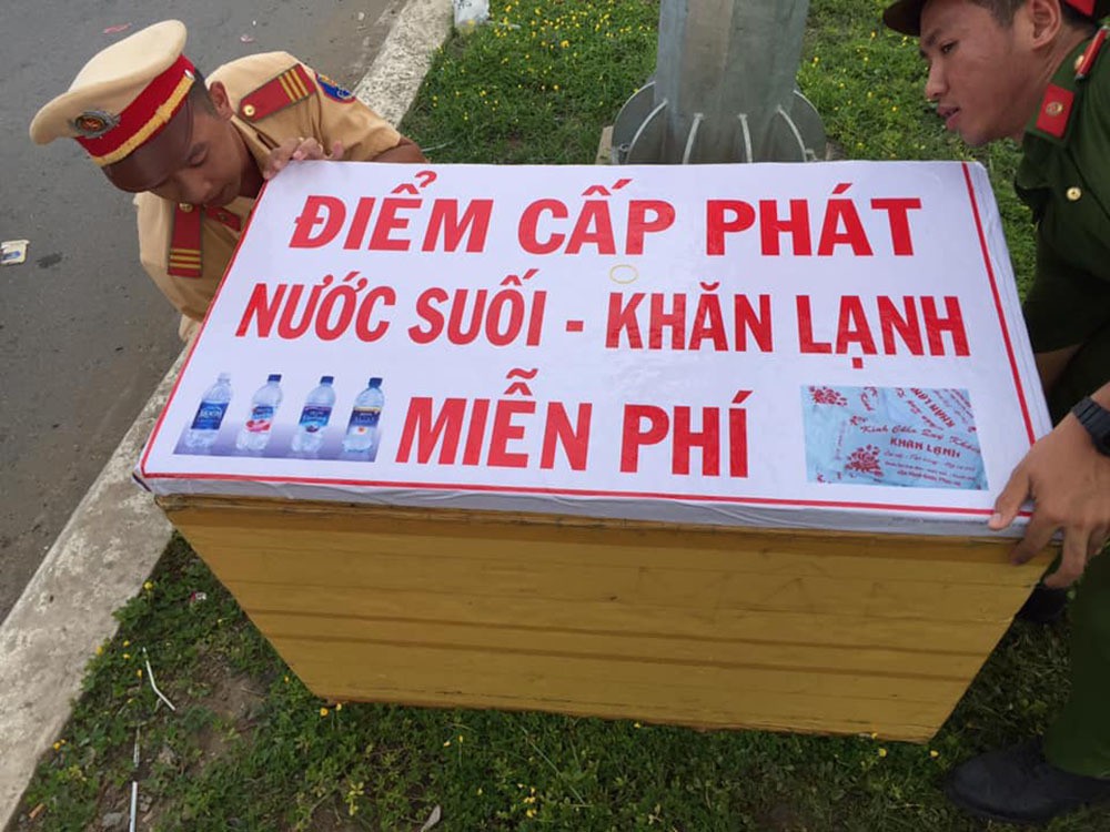 CSGT phát nước suối, khăn lạnh cho người dân miền Tây về quê nghỉ lễ - Ảnh 4.