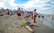 Biển người đổ về Cửa Lò, dịch vụ quá tải nhưng không chặt chém