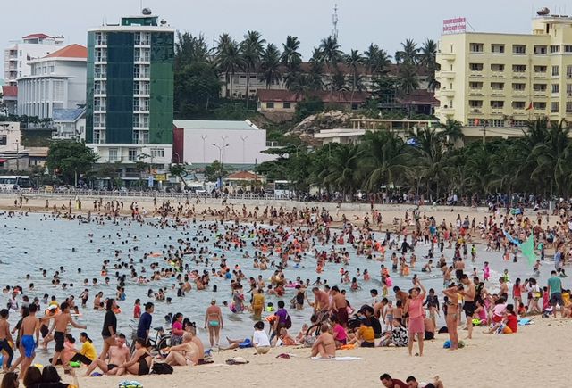 Bãi biển Nha Trang ken kín người trước ngày lễ lớn 30/4 - Ảnh 7. Bãi biển Nha Trang ken kín người trước ngày lễ lớn 30/4 - Ảnh 7.