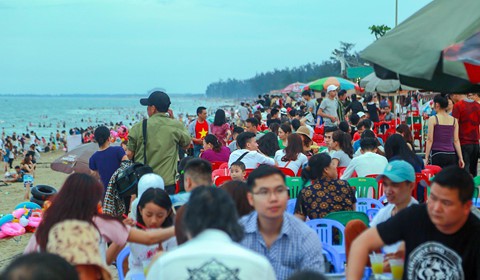 Biển người đổ về Cửa Lò, dịch vụ quá tải nhưng không chặt chém - Ảnh 6. Biển người đổ về Cửa Lò, dịch vụ quá tải nhưng không chặt chém - Ảnh 6.