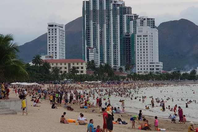Bãi biển Nha Trang ken kín người trước ngày lễ lớn 30/4 - Ảnh 8. Bãi biển Nha Trang ken kín người trước ngày lễ lớn 30/4 - Ảnh 8.