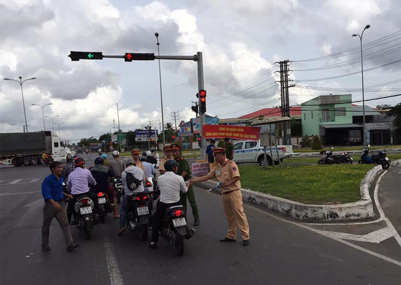 CSGT phát nước suối, khăn lạnh cho người dân miền Tây về quê nghỉ lễ - Ảnh 6.