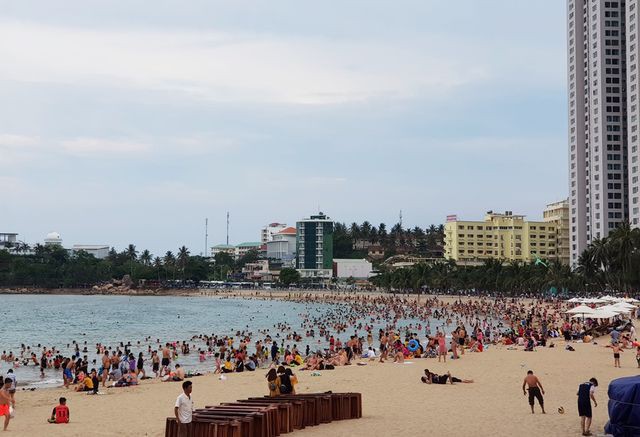 Bãi biển Nha Trang ken kín người trước ngày lễ lớn 30/4 - Ảnh 9. Bãi biển Nha Trang ken kín người trước ngày lễ lớn 30/4 - Ảnh 9.