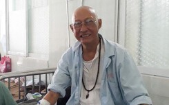 Nghệ sĩ Lê Bình bị liệt hai chân, đã lo hậu sự vì di chứng ung thư