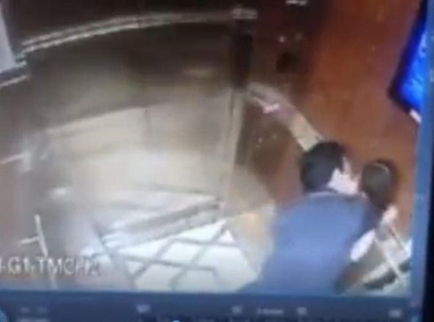 Bị hại không yêu cầu, kẻ sàm sỡ bé gái trong thang máy có thể bị khởi tố hay không? - Ảnh 2.