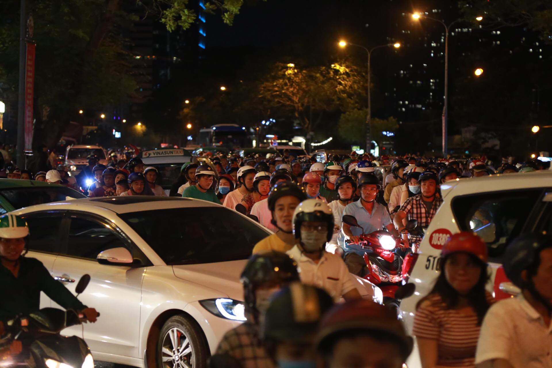 Trung tâm TP HCM chật kín người dân chờ xem pháo hoa mừng ngày thống nhất - Ảnh 10.