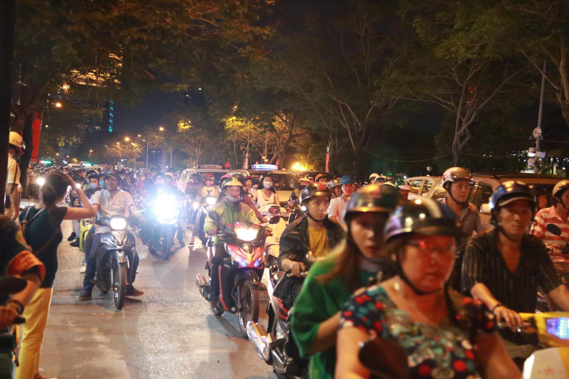 Trung tâm TP HCM chật kín người dân chờ xem pháo hoa mừng ngày thống nhất - Ảnh 11.