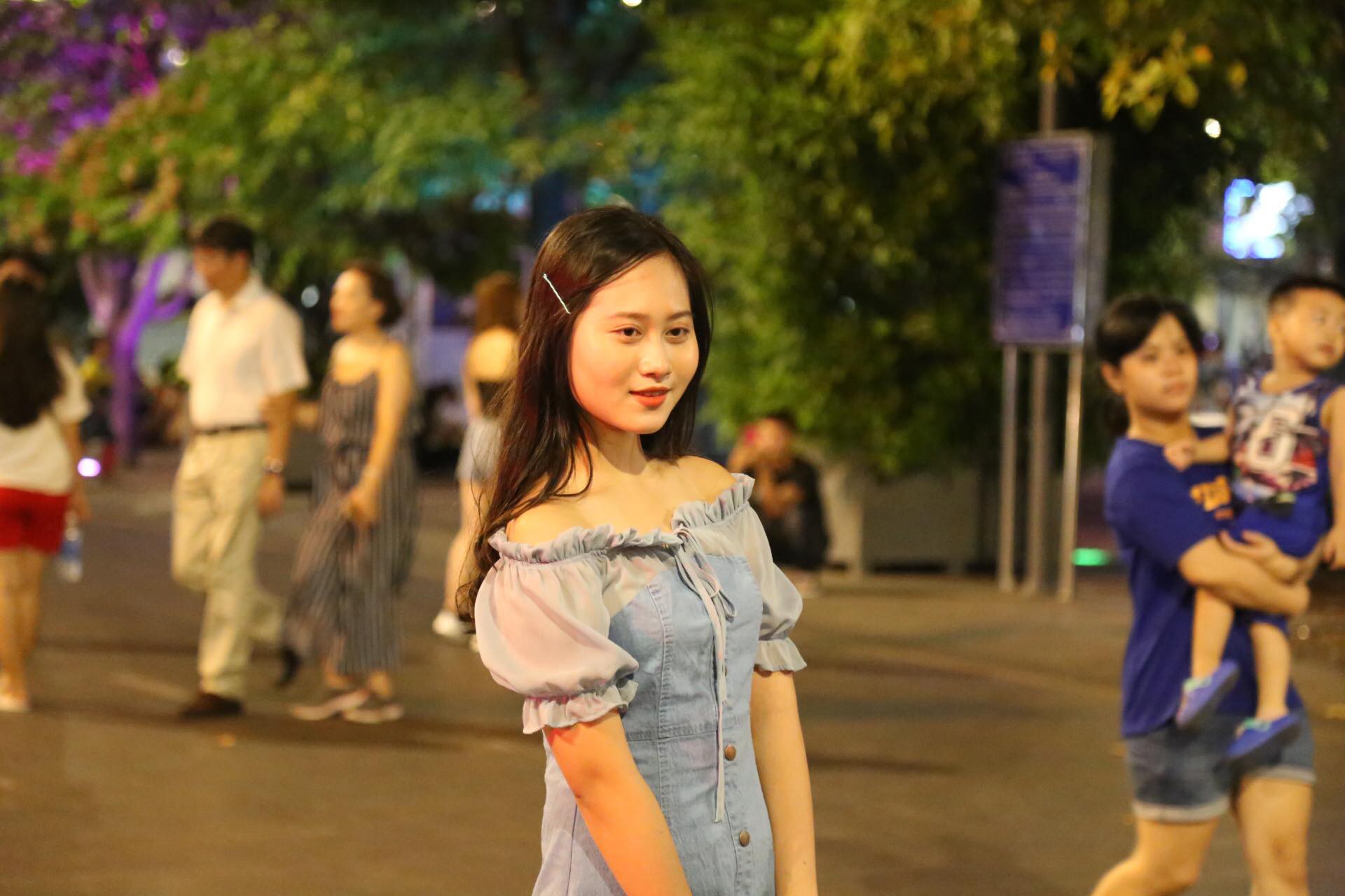 Trung tâm TP HCM chật kín người dân chờ xem pháo hoa mừng ngày thống nhất - Ảnh 5.