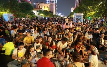 Trung tâm TP HCM chật kín người dân chờ xem pháo hoa mừng ngày thống nhất