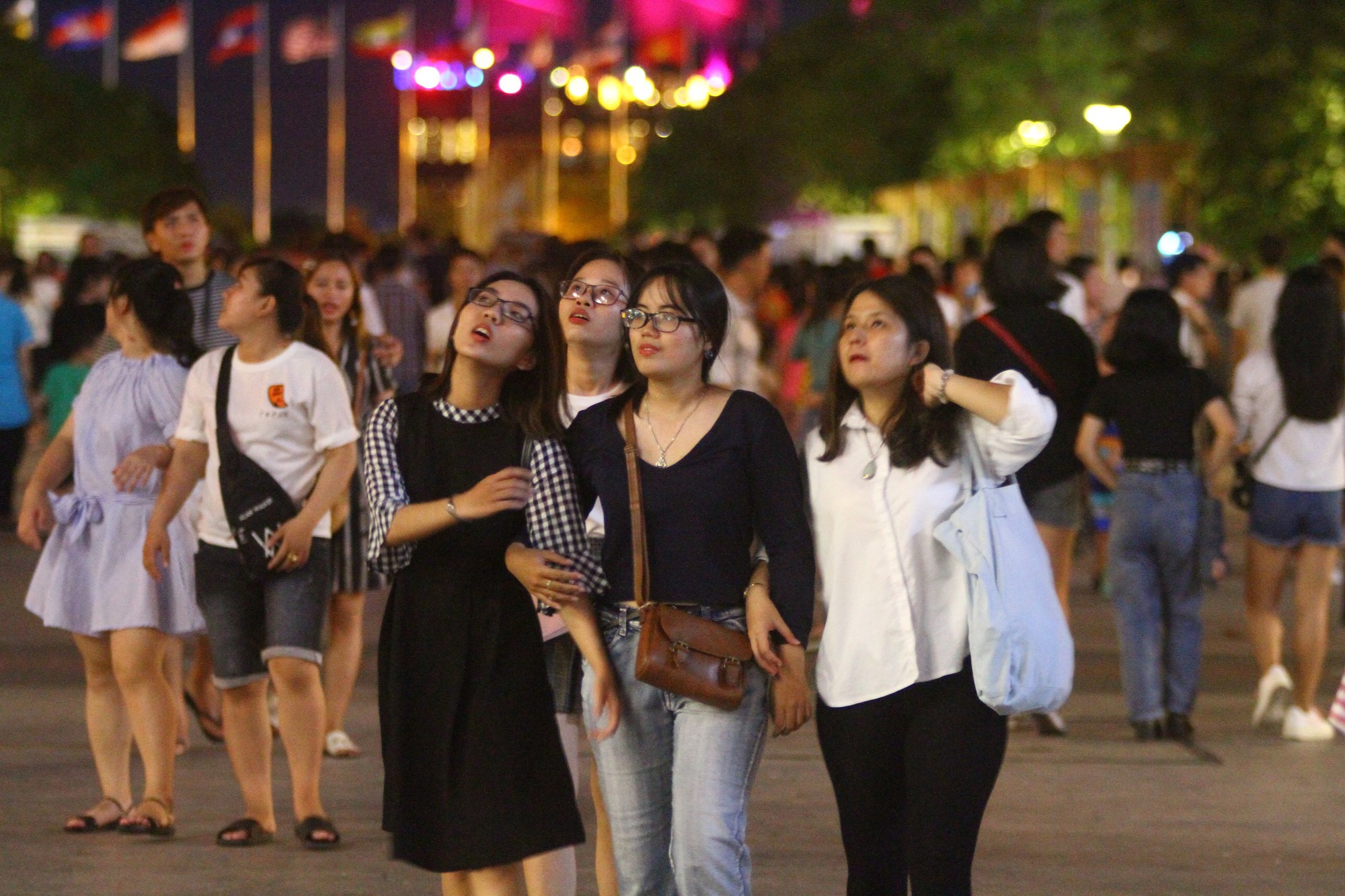 Người Sài Gòn mãn nhãn với tiệc pháo hoa đẹp lung linh dịp lễ 30/4 - Ảnh 10.
