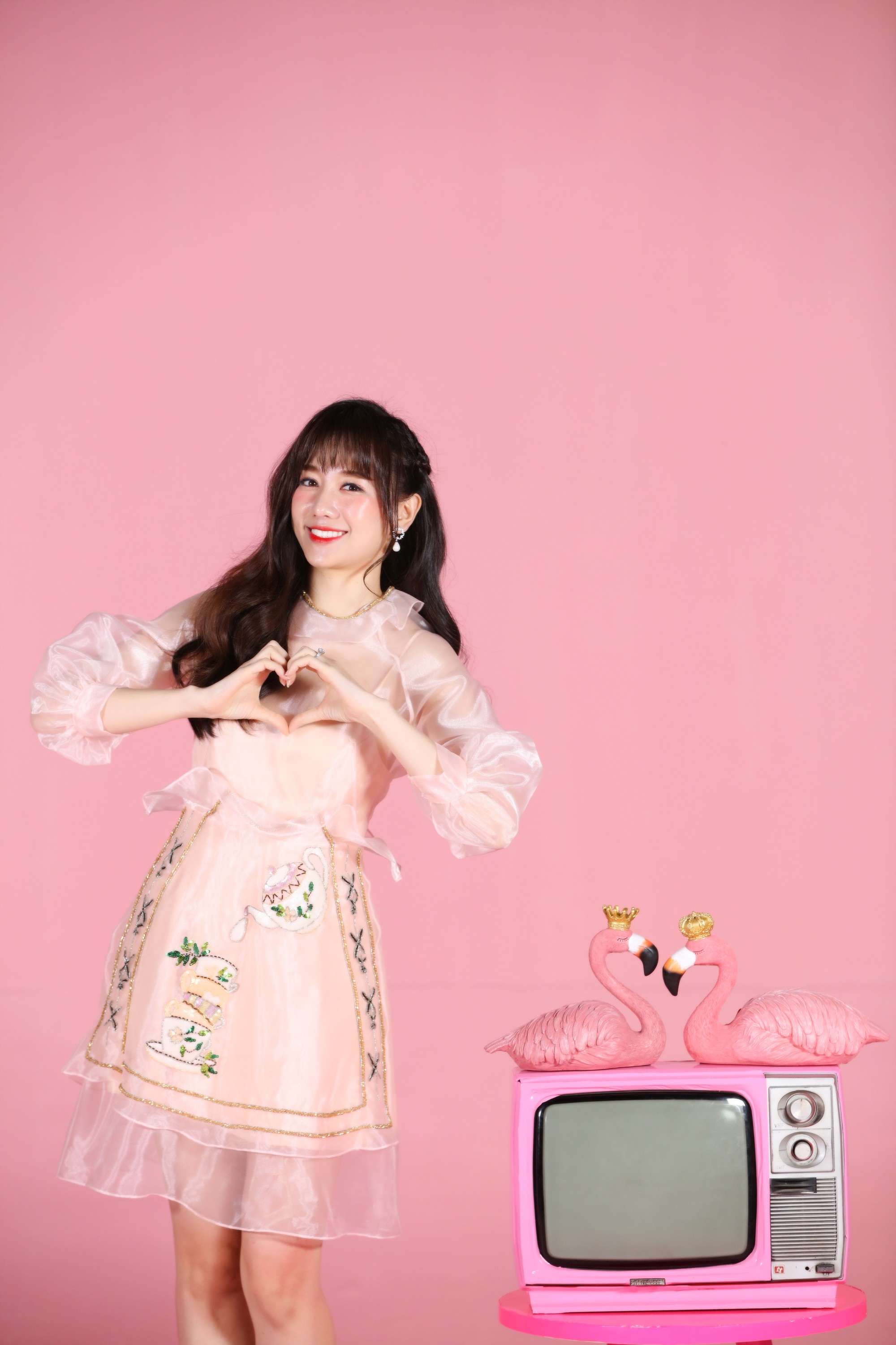 Hari Won trẻ trung, nhí nhảnh trong MV ý nghĩa về gia đình - Ảnh 2. Hari Won trẻ trung, nhí nhảnh trong MV ý nghĩa về gia đình - Ảnh 2.