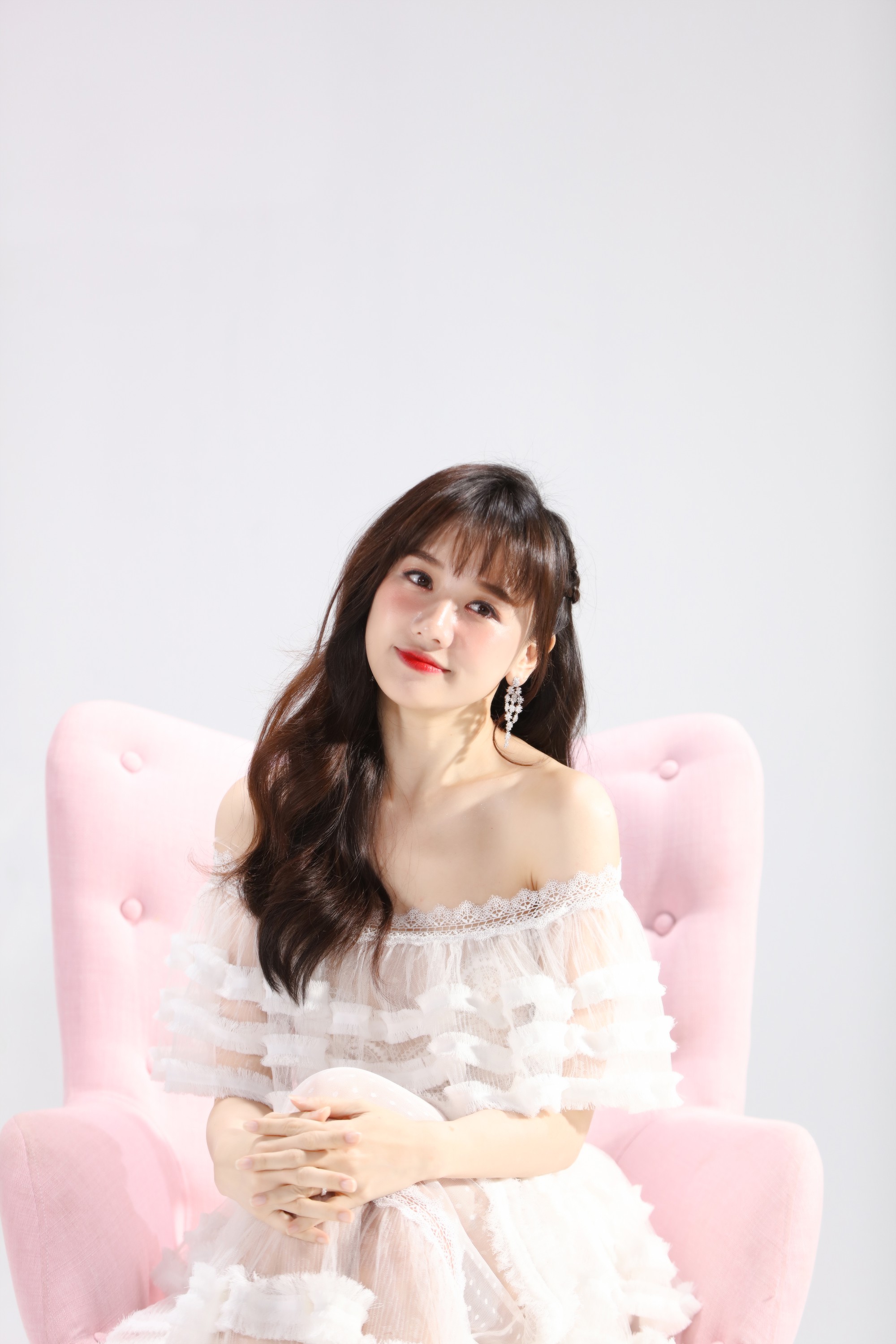 Hari Won trẻ trung, nhí nhảnh trong MV ý nghĩa về gia đình - Ảnh 1. Hari Won trẻ trung, nhí nhảnh trong MV ý nghĩa về gia đình - Ảnh 1.
