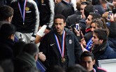 Neymar bị treo giò dài hạn vì tát vào mặt CĐV