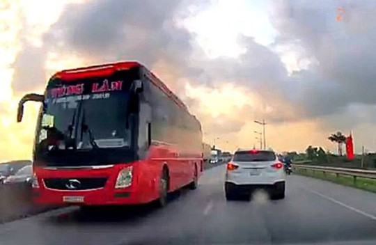 Phạt xe khách giường nằm phóng ngược chiều 1 triệu đồng: Xin đừng đùa với tính mạng người dân! - Ảnh 1. Phạt xe khách giường nằm phóng ngược chiều 1 triệu đồng: Xin đừng đùa với tính mạng người dân! - Ảnh 1.