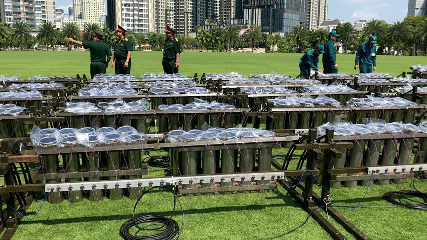 Cận cảnh trận địa pháo hoa ở TP HCM trước giờ khai hỏa - Ảnh 1. Cận cảnh trận địa pháo hoa ở TP HCM trước giờ khai hỏa - Ảnh 1.
