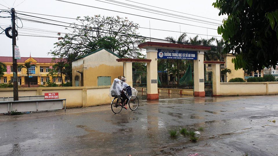 Học sinh đội mưa đi học ngày toàn quốc nghỉ lễ - Ảnh 1. Học sinh đội mưa đi học ngày toàn quốc nghỉ lễ - Ảnh 1.