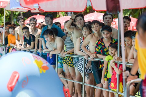 Hàng chục nghìn người chen nhau trong công viên nước Đầm Sen - Ảnh 10. Hàng chục nghìn người chen nhau trong công viên nước Đầm Sen - Ảnh 10.
