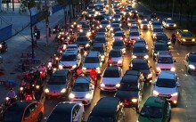 TP HCM: Dòng người nườm nượp đi sớm 'đặt chỗ' chờ bắn pháo hoa