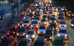TP HCM: Dòng người nườm nượp đi sớm 'đặt chỗ' chờ bắn pháo hoa