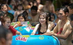 Hàng chục nghìn người chen nhau trong công viên nước Đầm Sen