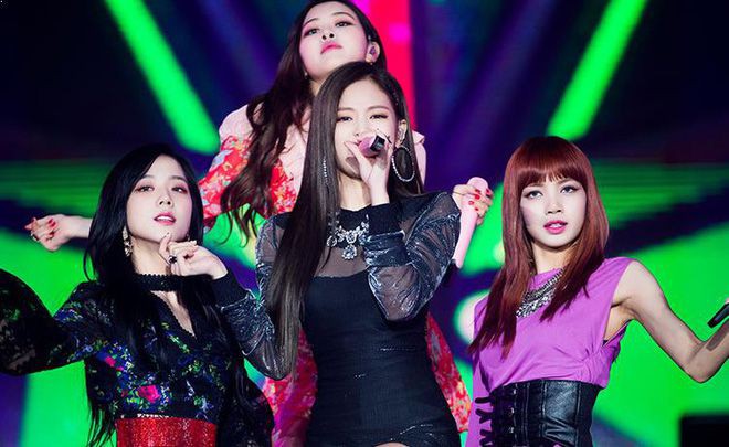 Lisa BlackPink bật khóc khi nhìn thấy người hâm mộ đặc biệt này - Ảnh 1. Lisa BlackPink bật khóc khi nhìn thấy người hâm mộ đặc biệt này - Ảnh 1.
