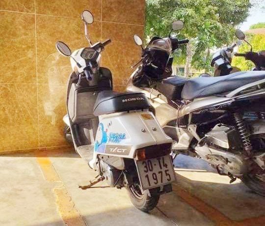 Chiếc xe máy biển số 30 tháng 4 1975 gây sốt - Ảnh 2. Chiếc xe máy biển số 30 tháng 4 1975 gây sốt - Ảnh 2.