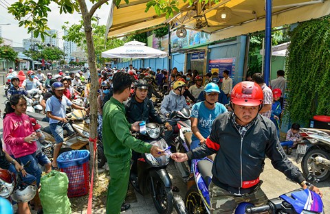 Hàng chục nghìn người chen nhau trong công viên nước Đầm Sen - Ảnh 2. Hàng chục nghìn người chen nhau trong công viên nước Đầm Sen - Ảnh 2.