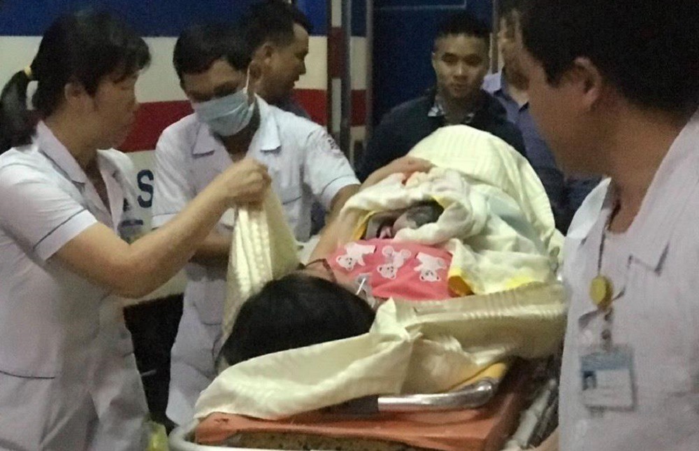 Nữ hành khách sinh bé gái trên tàu SE4 trong ngày nghỉ lễ 30/4 - Ảnh 2. Nữ hành khách sinh bé gái trên tàu SE4 trong ngày nghỉ lễ 30/4 - Ảnh 2.