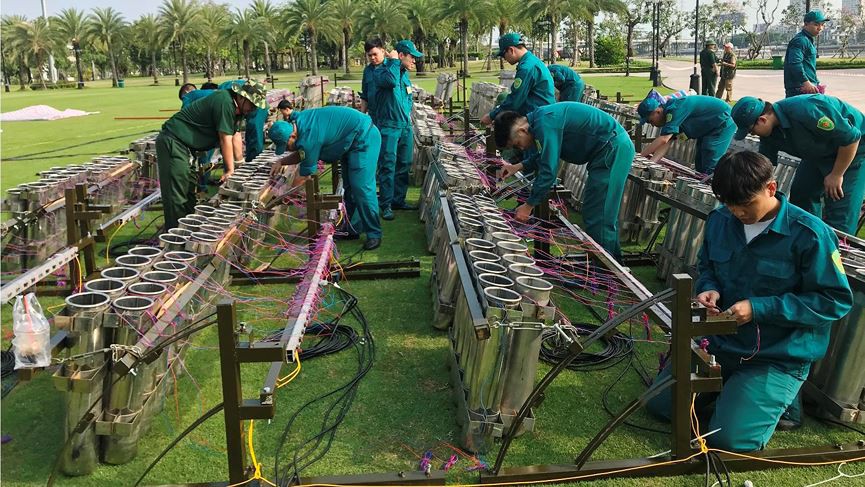 Cận cảnh trận địa pháo hoa ở TP HCM trước giờ khai hỏa - Ảnh 3. Cận cảnh trận địa pháo hoa ở TP HCM trước giờ khai hỏa - Ảnh 3.