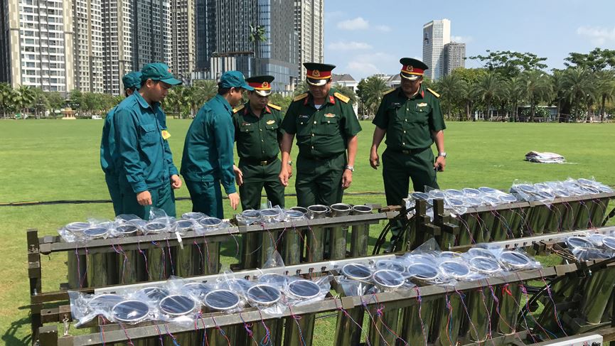 Cận cảnh trận địa pháo hoa ở TP HCM trước giờ khai hỏa - Ảnh 4. Cận cảnh trận địa pháo hoa ở TP HCM trước giờ khai hỏa - Ảnh 4.