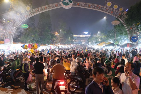Cảnh người ngắm người ở các điểm đến nổi tiếng của Đà Lạt - Ảnh 5. Cảnh người ngắm người ở các điểm đến nổi tiếng của Đà Lạt - Ảnh 5.