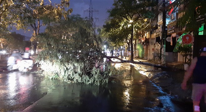 Mưa to kéo dài giữa đêm khiến nhiều tuyến phố Hà Nội ngập nặng - Ảnh 5. Mưa to kéo dài giữa đêm khiến nhiều tuyến phố Hà Nội ngập nặng - Ảnh 5.